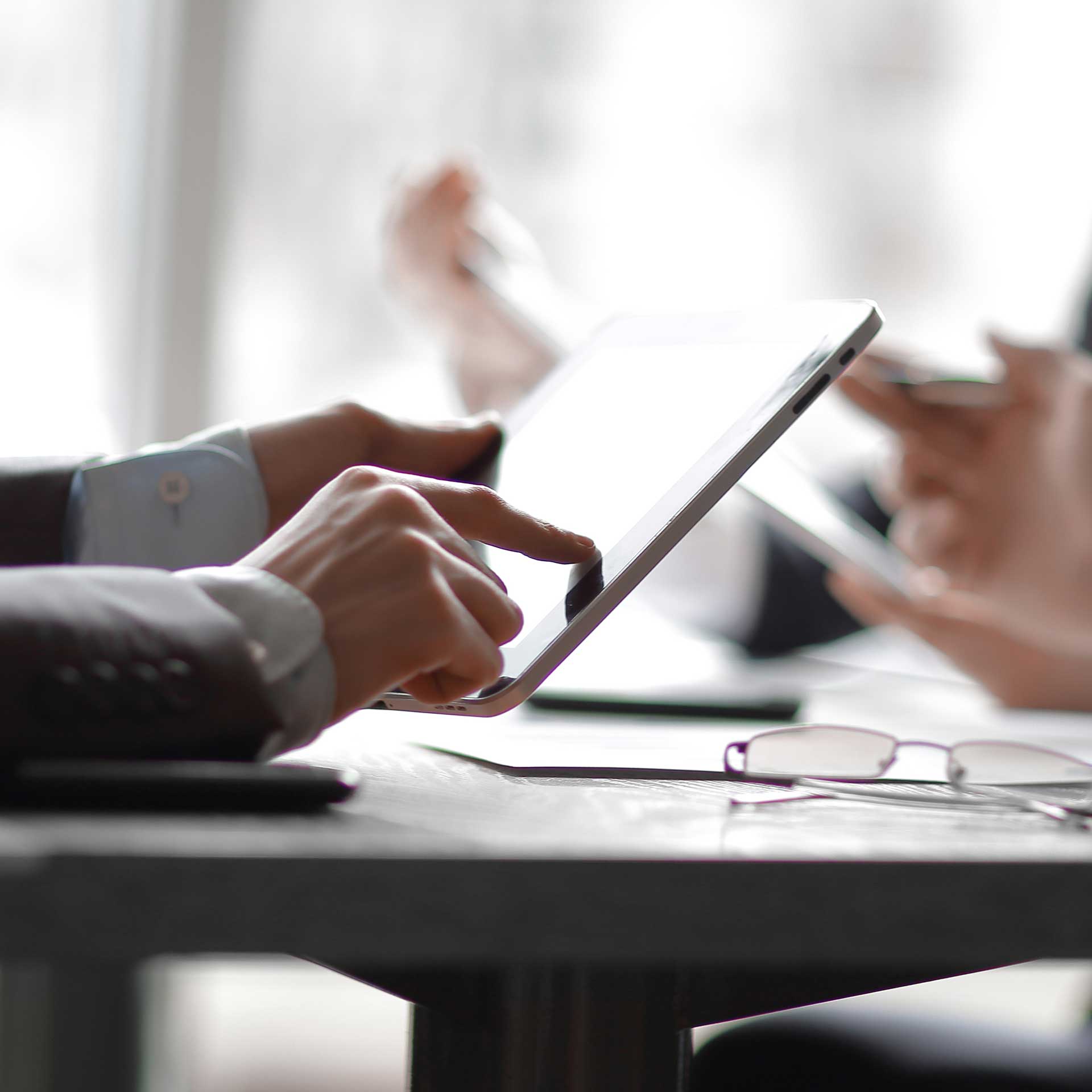 Ein Finanzberater berät einen Kunden zum Vermögensaufbau ab 50