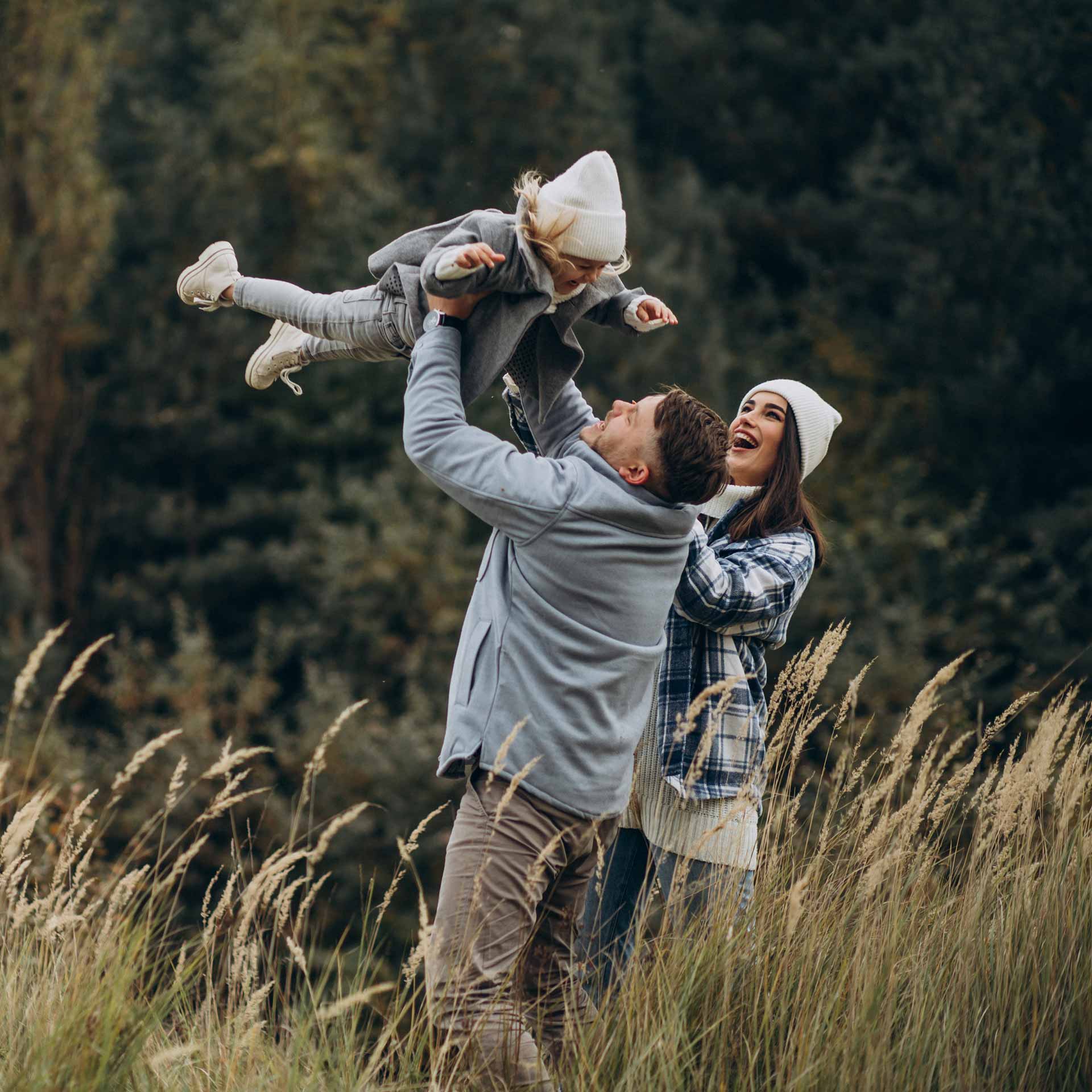 Eine junge Familie tobt draußen