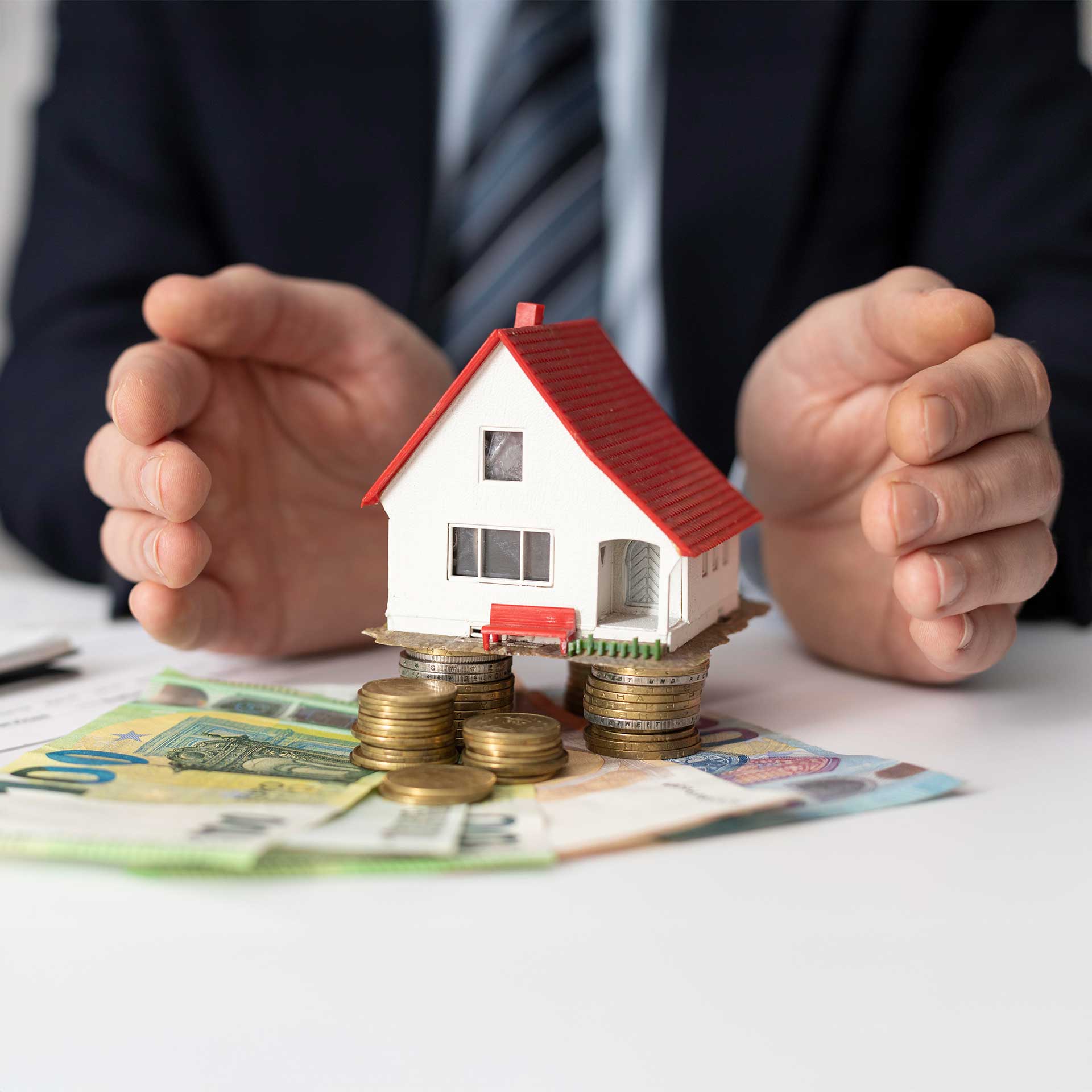 Ein Mann spart mit einem Bausparvertrag für ein Eigenheim