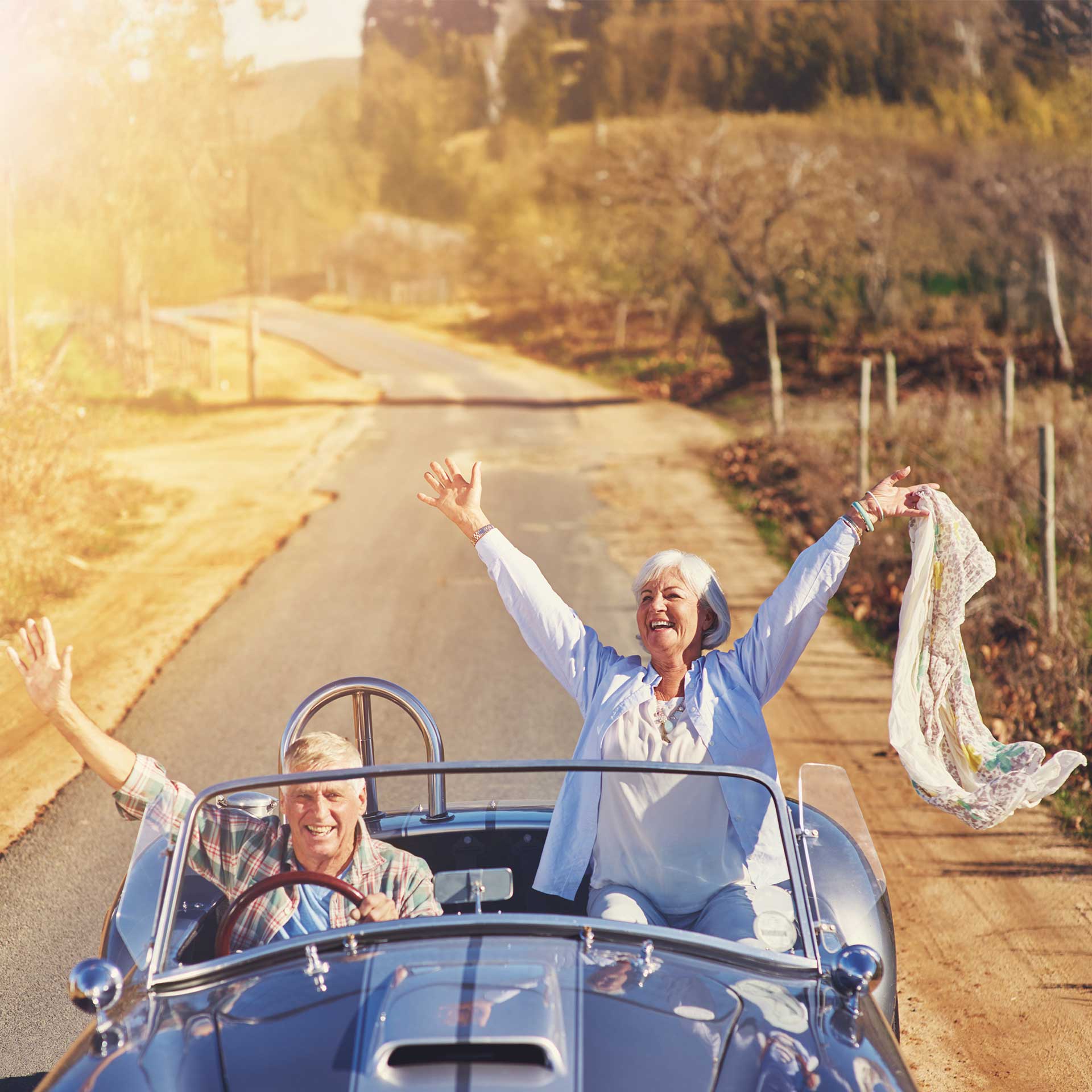 Zwei Rentner fahren in einem Cabrio genießen Ihre Rente