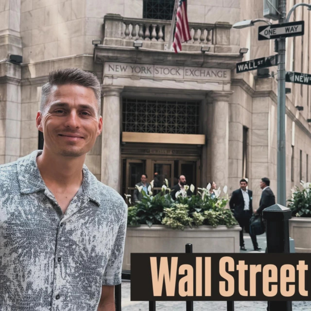 📈🇺🇸 USA als Vorbild beim Investieren – was wir in Deutschland lernen können! 🇩🇪💡

Ich stehe gerade direkt vor der Wall Street & NYSE in New York – ein magischer Ort, an dem man die Power der Kapitalmärkte hautnah spürt. ✨🏦 Hier wird täglich gezeigt, wie wichtig Investieren für Wohlstand und finanzielle Freiheit ist.

Während in den USA ein Großteil der Bürger aktiv in Aktien & Fonds investiert, lassen in Deutschland noch zu viele ihr Geld ungenutzt auf dem Sparbuch und Tagesgeld liegen. 🚫💶 Das Ergebnis: verpasste Chancen auf Vermögensaufbau und finanzielle Sicherheit.

👉 3 Gründe, warum Investieren auch für dich entscheidend ist:

1️⃣ Vermögen aufbauen – Dein Geld arbeitet für dich, statt an Kaufkraft zu verlieren.
2️⃣ Altersvorsorge sichern – Zusätzliche Säule zur Rente, um Altersarmut vorzubeugen.
3️⃣ Finanzielle Freiheit – Mehr Unabhängigkeit und Spielraum für deine Wünsche & Träume.

💡 Starte heute – auch kleine Schritte führen langfristig zu großen Ergebnissen.
Dein zukünftiges Ich wird dir danken! 🙌✨

📩 Schreib uns an wenn auch du ein Finanzcoaching möchtest und dein Geld für dich arbeiten lassen möchtest

#finanzberatung #vermögensaufbau #finanziellefreiheit #investieren #geldanlage #finanziellebildung #rente #altersvorsorge #dvag #finanzenpeters #börsenwissen #wallstreet #nyse #aktien #etfs #finanzberater #businessmindset #finanzielleintelligenz #finanzplanung #cashflow #pfalz #rheinhessen #zellertal #worms #grünstadt #weinstrasse #leiningerland #donnersbergkreis